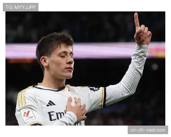 居莱尔达成皇马生涯100场里程碑，赛后获赠纪念球衣从弗洛伦蒂诺手中接过